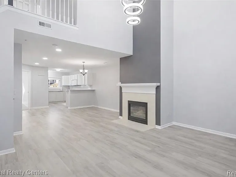 16878 Farmington Rd — Photo 5