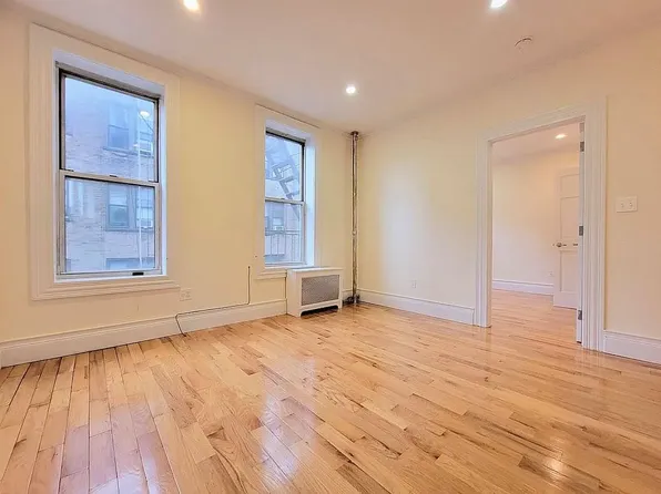 421 W 43rd St #5T, New York, NY 10036