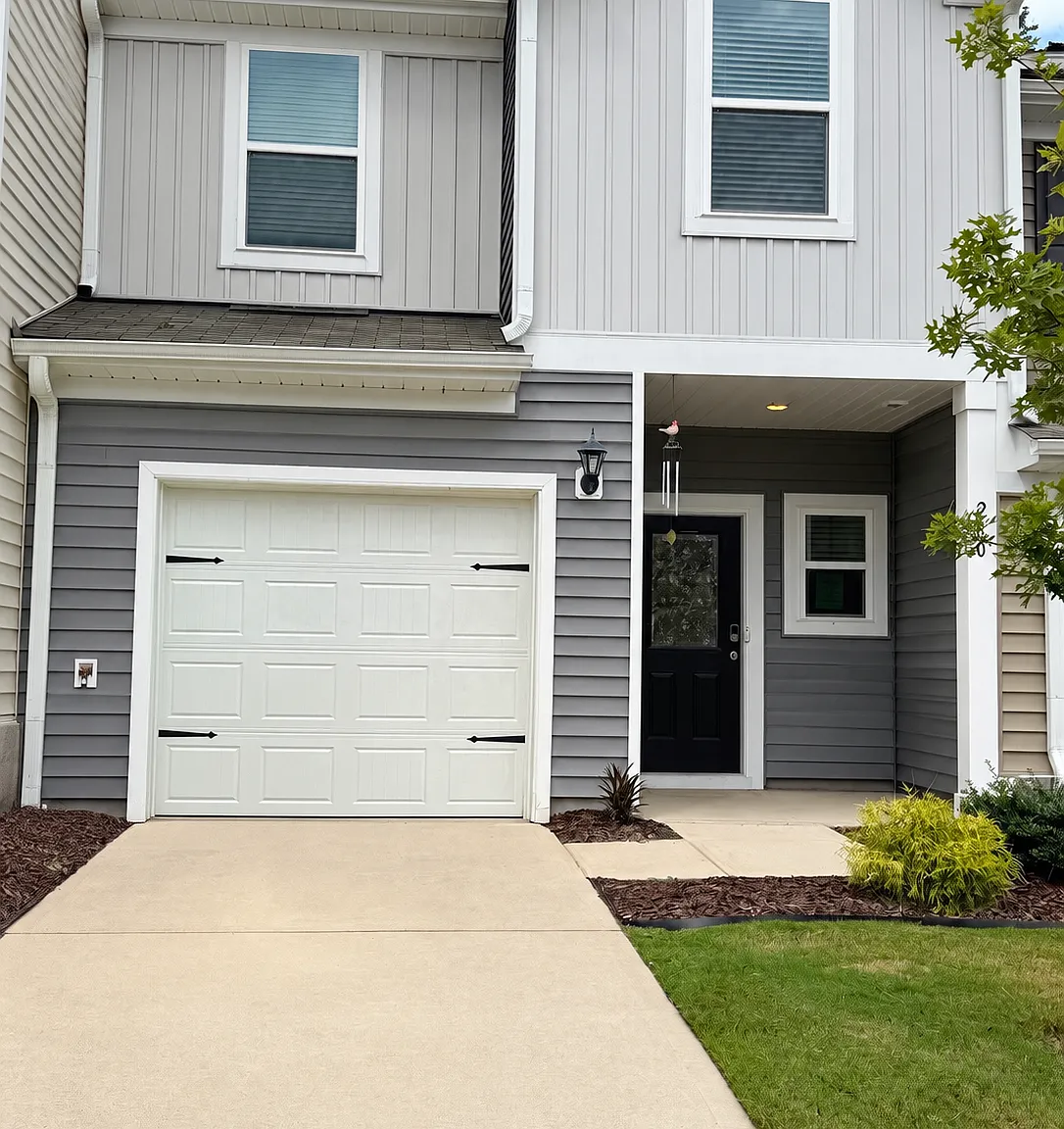 3 bed, 1400 sqft, $1,999 — Photo 1