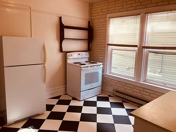 Spacious kitchen, new floor, new stove, new faucet!