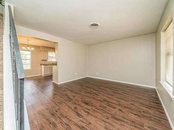 2nd image of 14736 Oakwood Ln