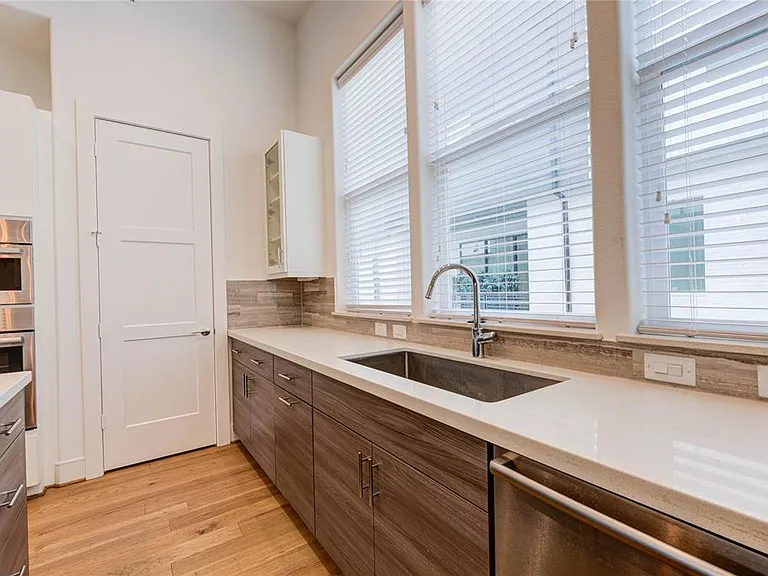 2622 Rusk St #1 — Photo 2