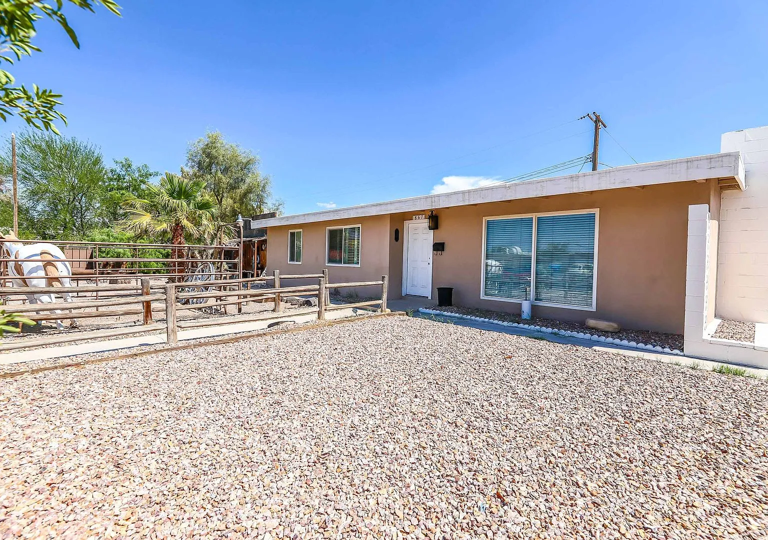 Charming 3 bedroom home for rent with a Western themed yard! — Photo 4