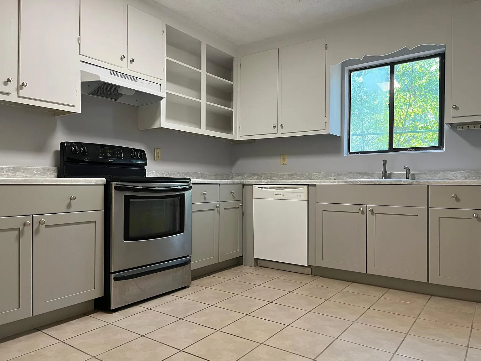 2 bed, 1002 sqft, $1,275 — Photo 3