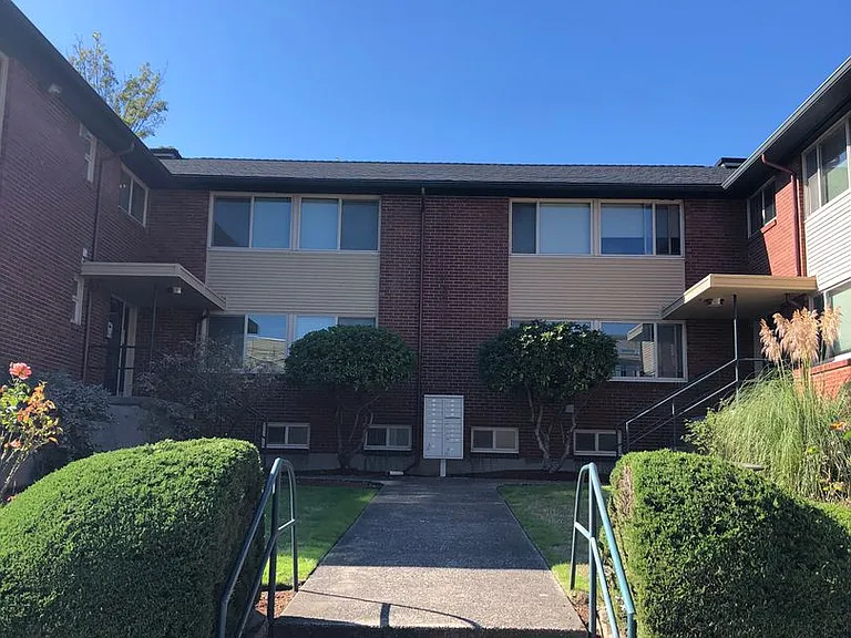 4203 & 4205 Evanston Ave N — Photo 20