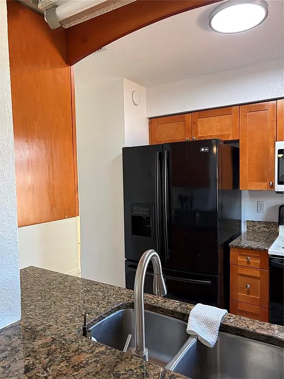 3 bed, 2.0 bath, 1034 sqft, $1,900 — Photo 4