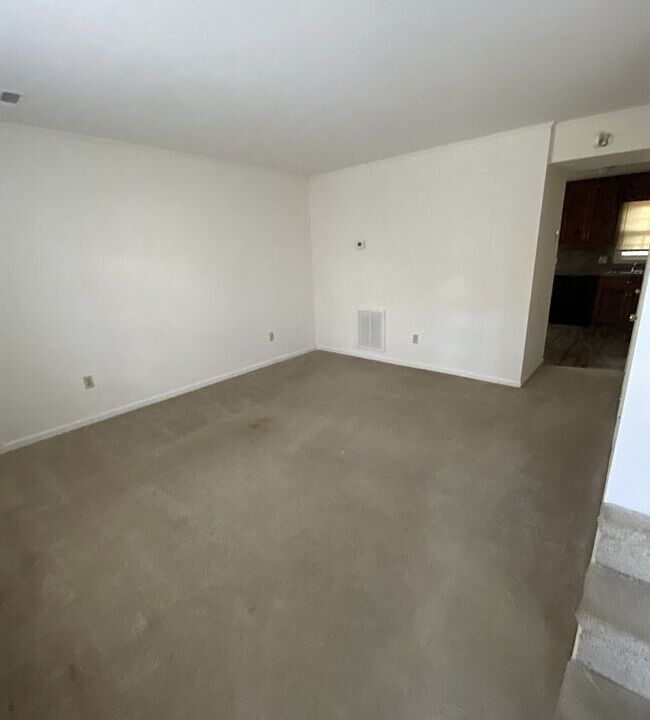 2nd image of 928 Banks Rd #1