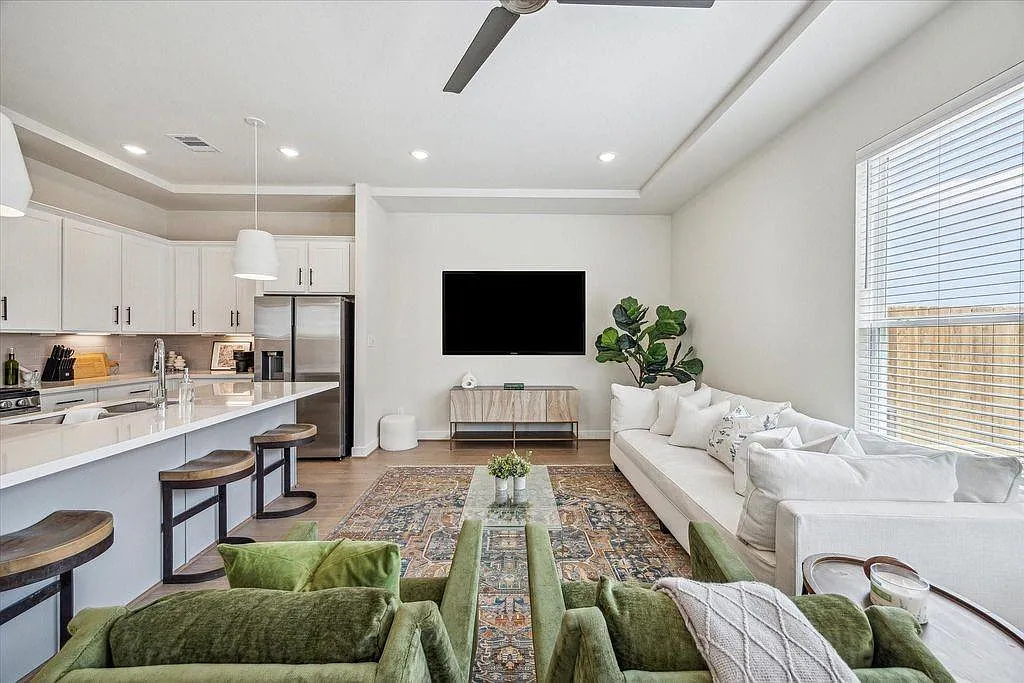 4 bed, 2.5 bath, 1904 sqft, $2,750 — Photo 3