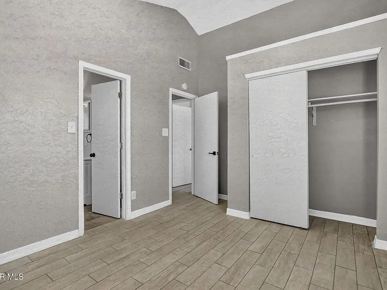 9128 Bur Oak Cir — Photo 23