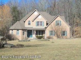 18 Selingo Ln, Dallas, PA 18612