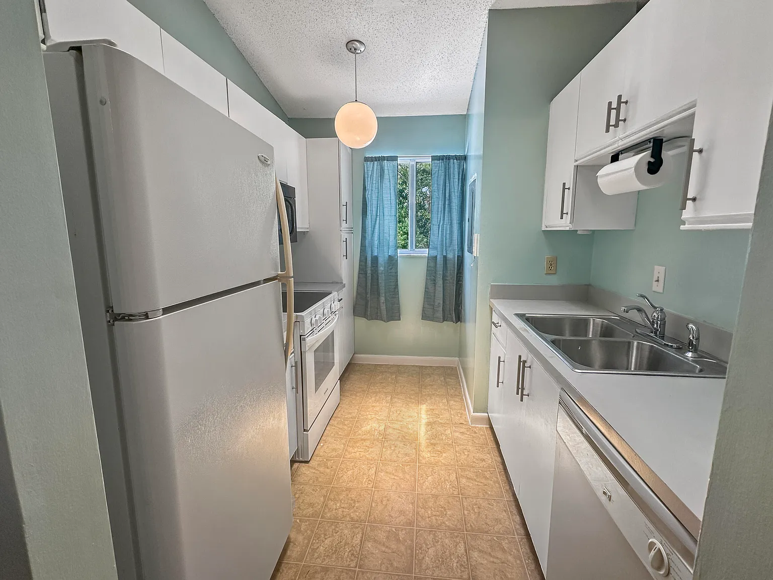 2 bed, 2.0 bath, 960 sqft, $1,800 — Photo 2