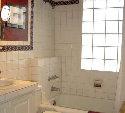 Beautiful tiled bath