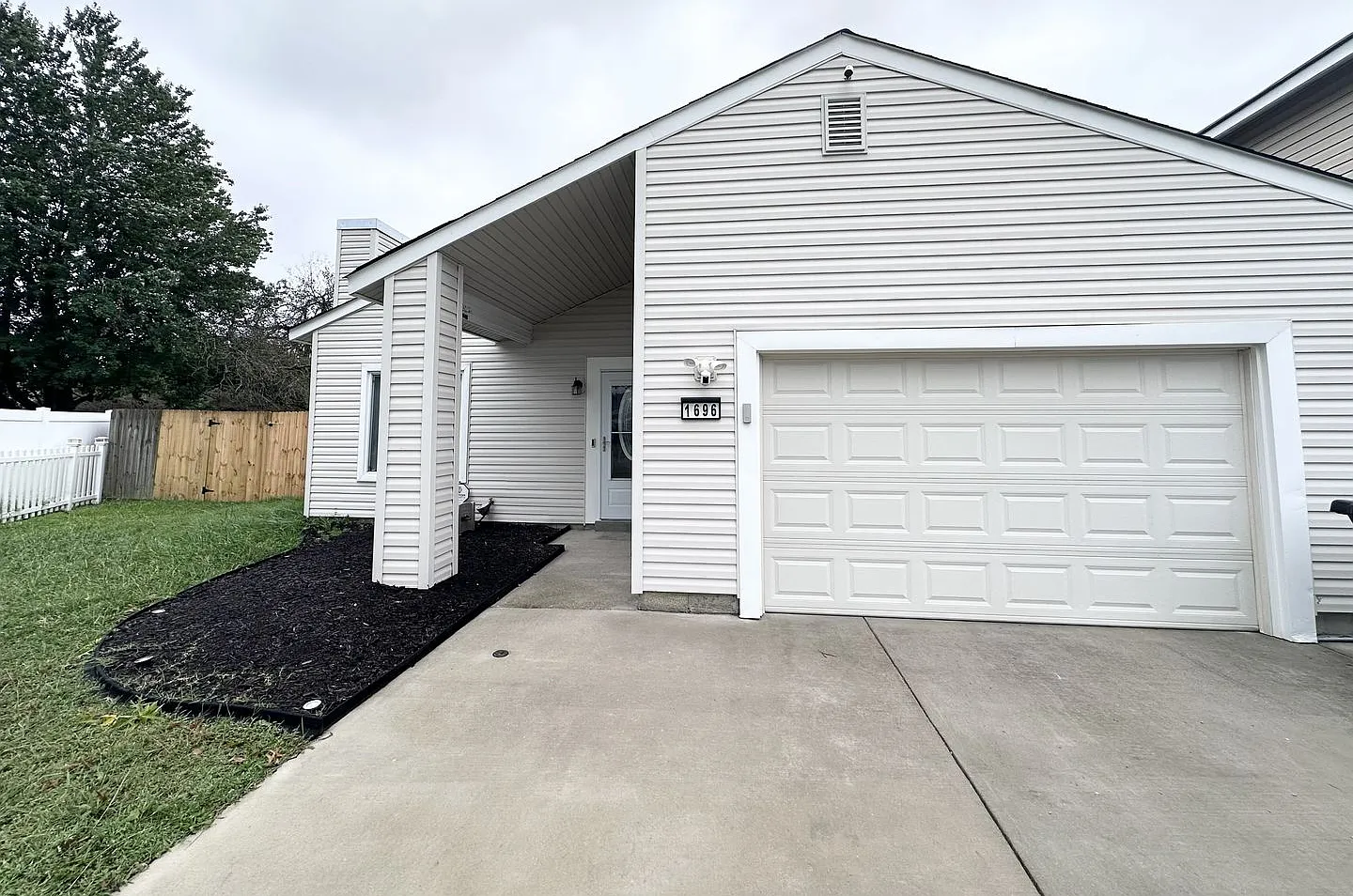 Beautifully Remodeled 3 Bedroom in the Brandon Neighborhood — Photo 1