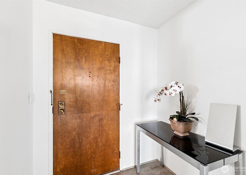 4th image of 2100 3rd Avenue #802