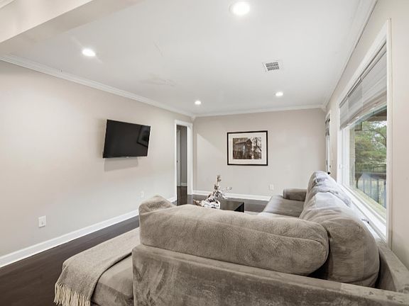 5th image of 1373 Benteen Way SE