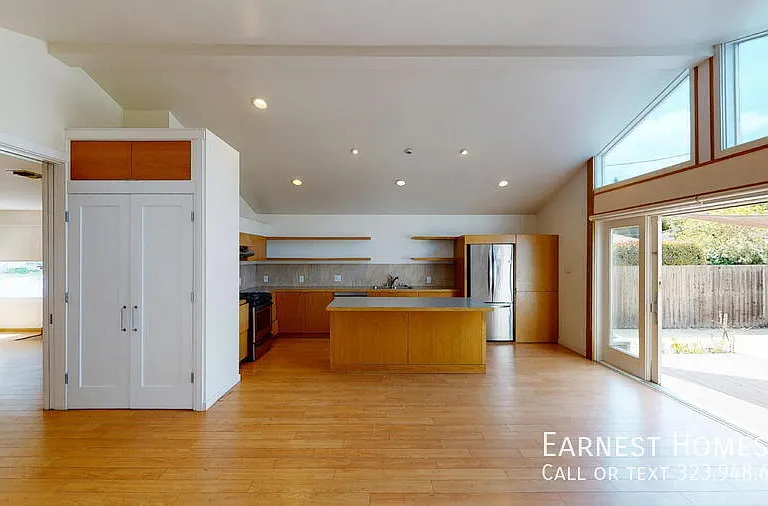 2577 S Bundy Dr — Photo 5