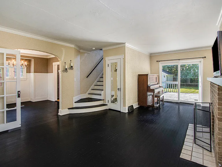 1110 Cambridge Dr — Photo 5