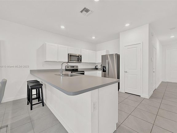 4th image of 920 SE 17th Ct #920