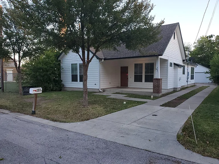 203 Pecan St #B — Photo 3