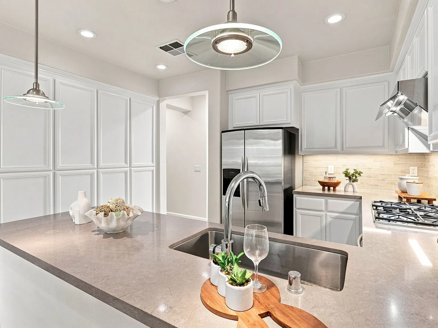 3 bed, 1583 sqft, $5,180 — Photo 1