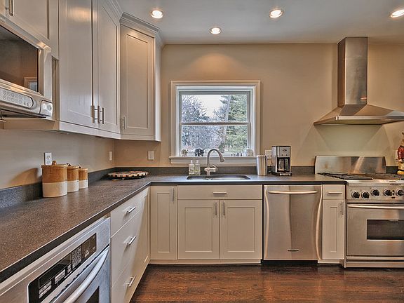3rd image of 1129 Surrey Hills Dr