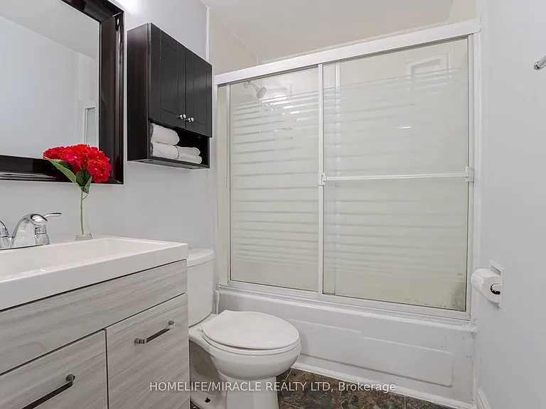 30 Hoskins Sq — Photo 24