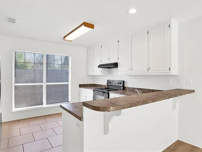 5631 Bentley Ln — Photo 9