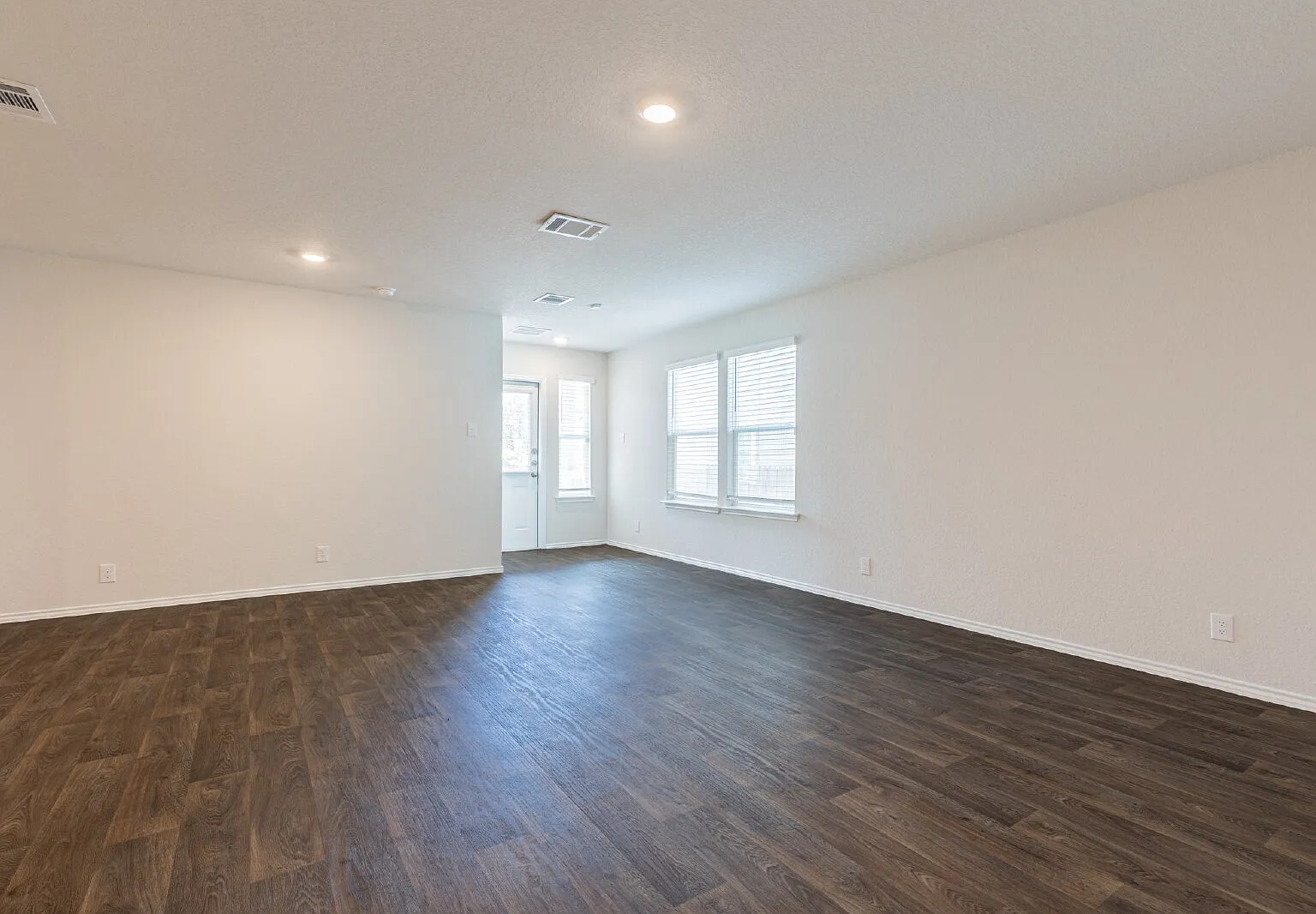 4 bed, 2.5 bath, 2080 sqft, $1,800 — Photo 4