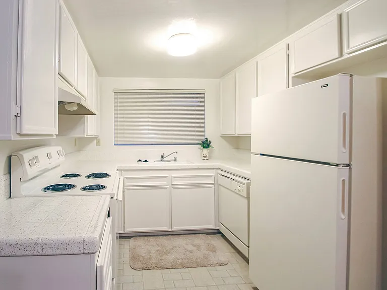 1575 Oak Apartment Homes — Photo 44