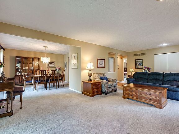 5th image of 9396 Hunters Creek Dr