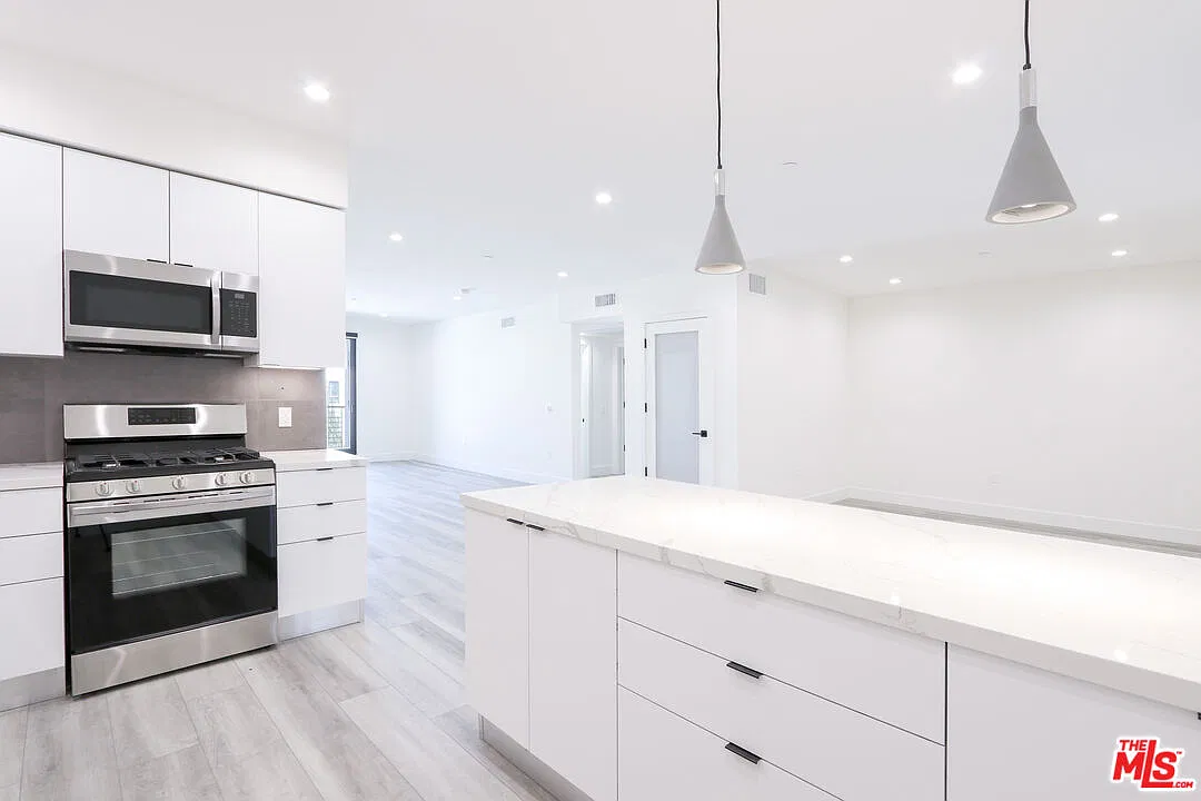 2 bed, 2.0 bath, 1500 sqft, $5,250 — Photo 3