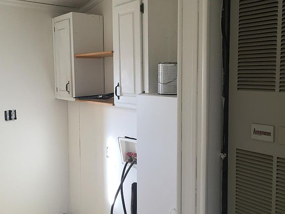 Washroom w/access to back yard