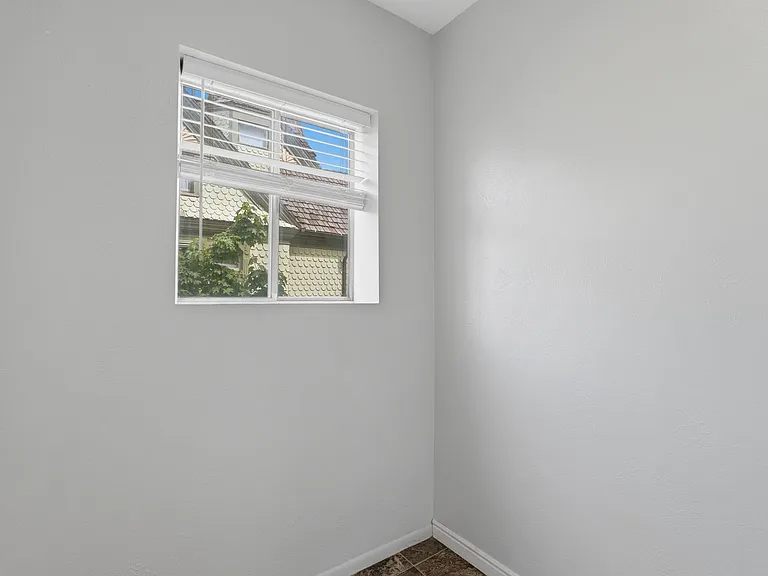 Jefferson Avenue Apartments — Photo 24