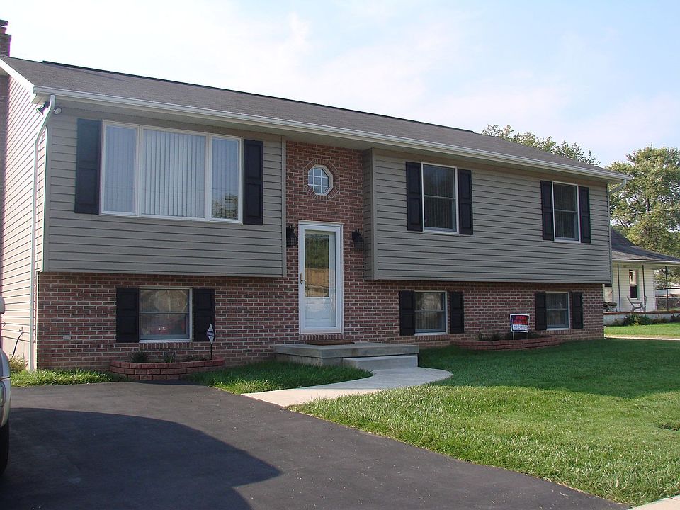 Better than new  4 bedroom split..