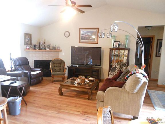 4th image of 7395 Castlewood Dr