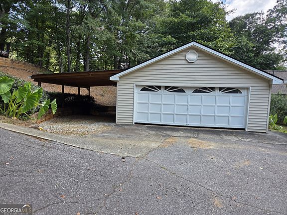 3rd image of 984 Overlook Dr