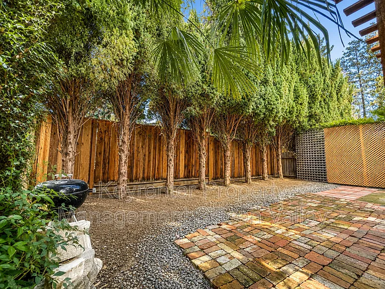 923 Ravenscourt Ave #1 — Photo 9