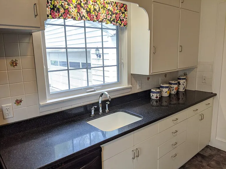 52 Clayton Ave — Photo 5