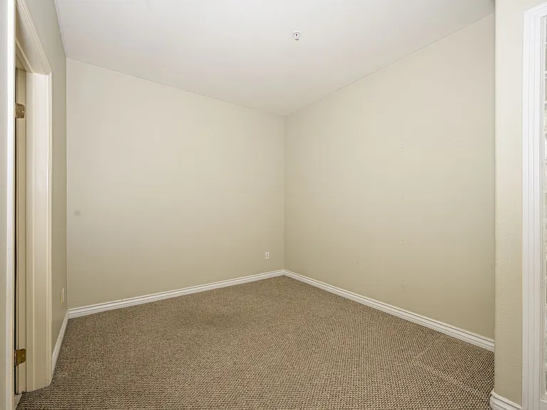 2233 Martin #213 — Photo 7