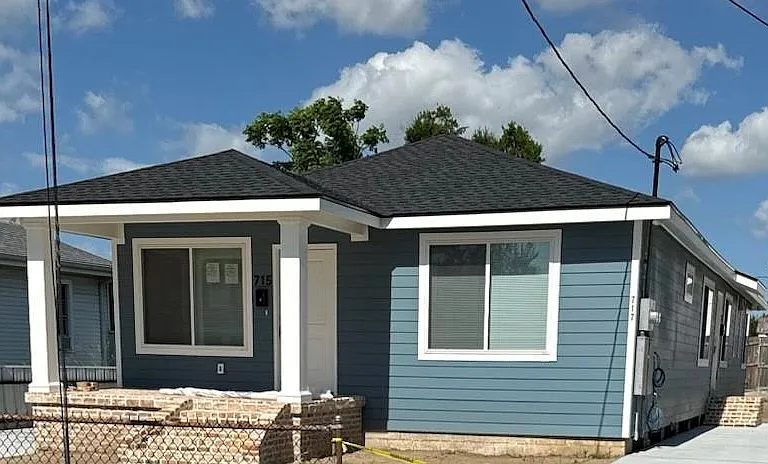 717 N Woodlawn Ave — Photo 1