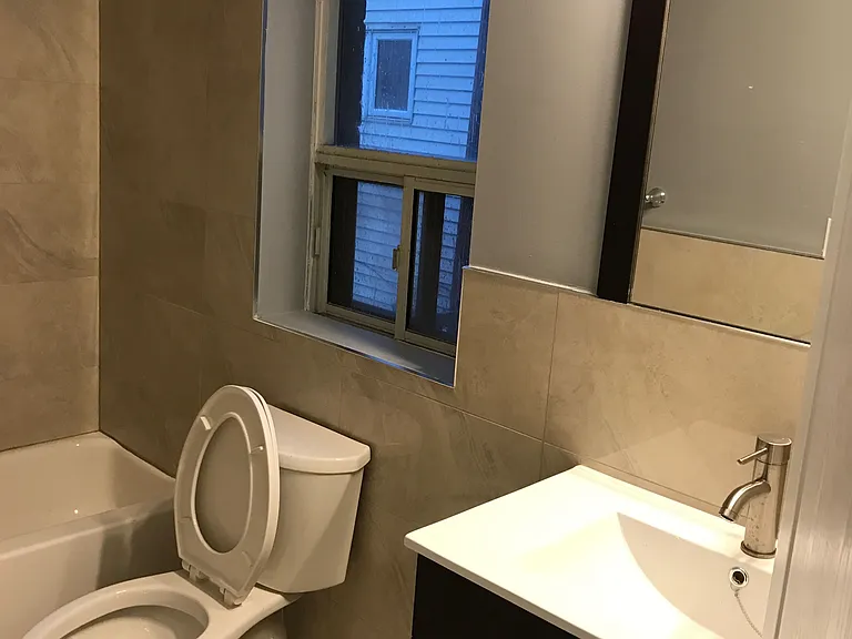 989 Dufferin St #MAIN FLOOR — Photo 11