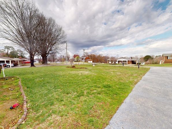 389 Ridgecrest Dr, Danville, VA 24540