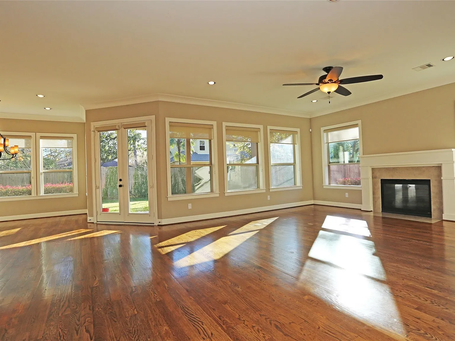 4 bed, 4.0 bath, 3932 sqft, $6,000 — Photo 3