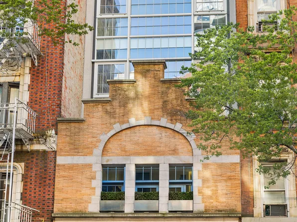 150 East 22nd Street image 1 of 4