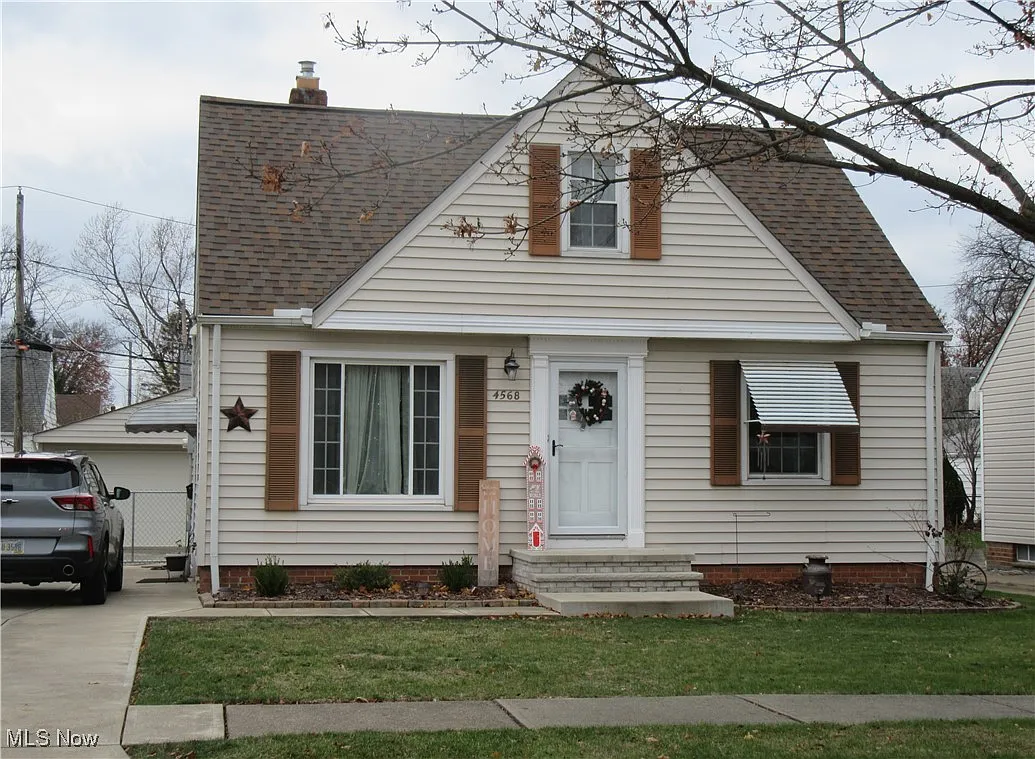4568 Forest Edge Dr photo 1