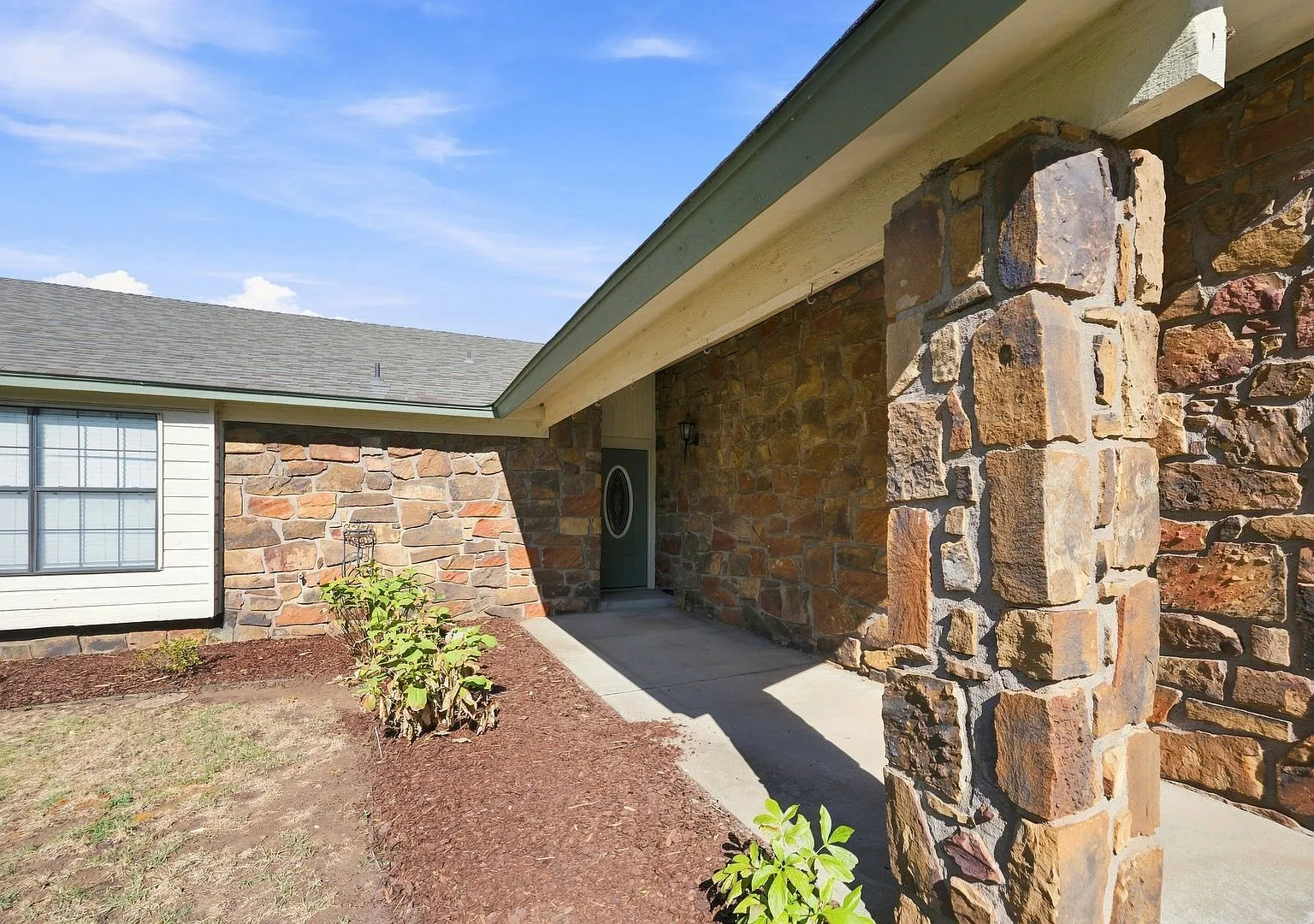 Charming 3 bed, 2 bath home in desirable Indian Springs area — Photo 3
