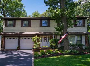 8 Old Landers Ct, Smithtown, NY 11787