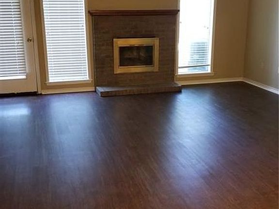 3rd image of 2043-2049 E Oaks Dr