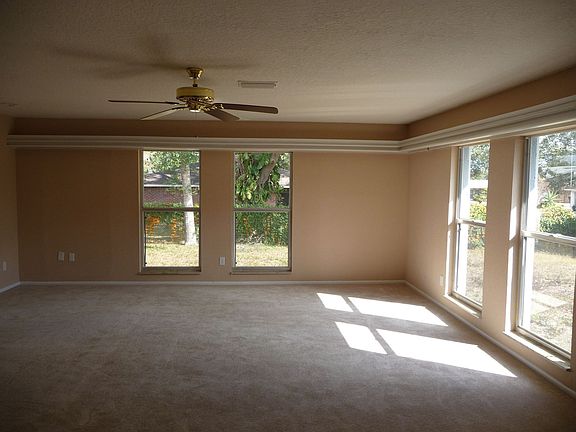 Family Room 20' x 21'
