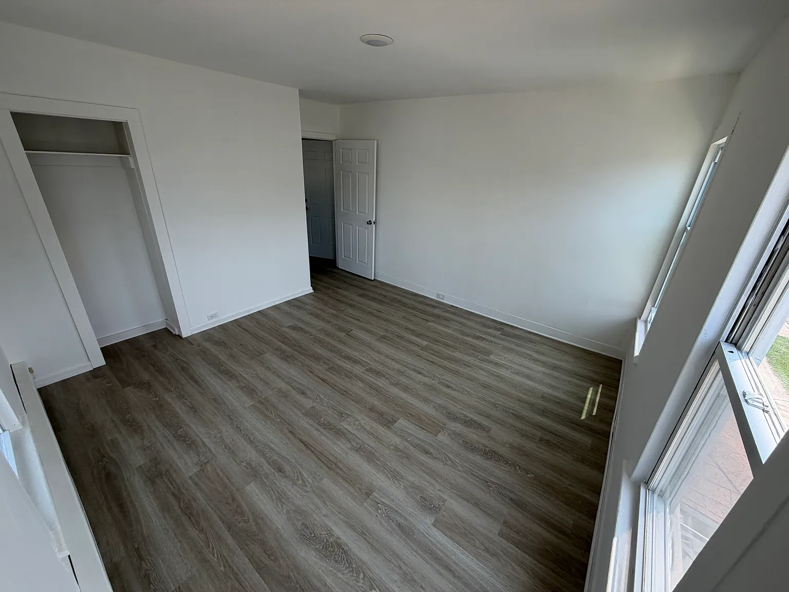 2 bed, 1000 sqft, $1,800 — Photo 2